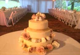smbali hai wedding cake and tables