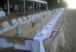 smellis-long-table-on-the-beach-close